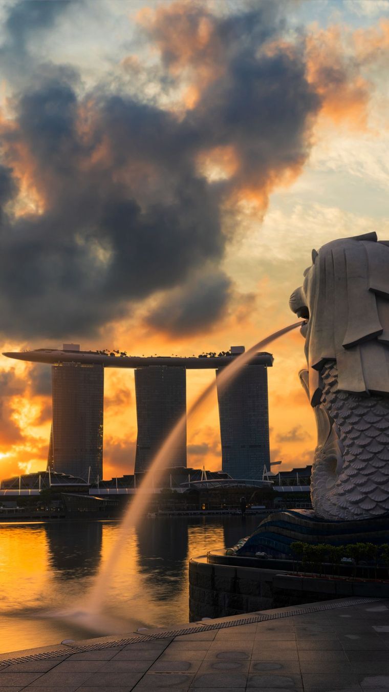 Merlion and Marina Bay Sands at sunset